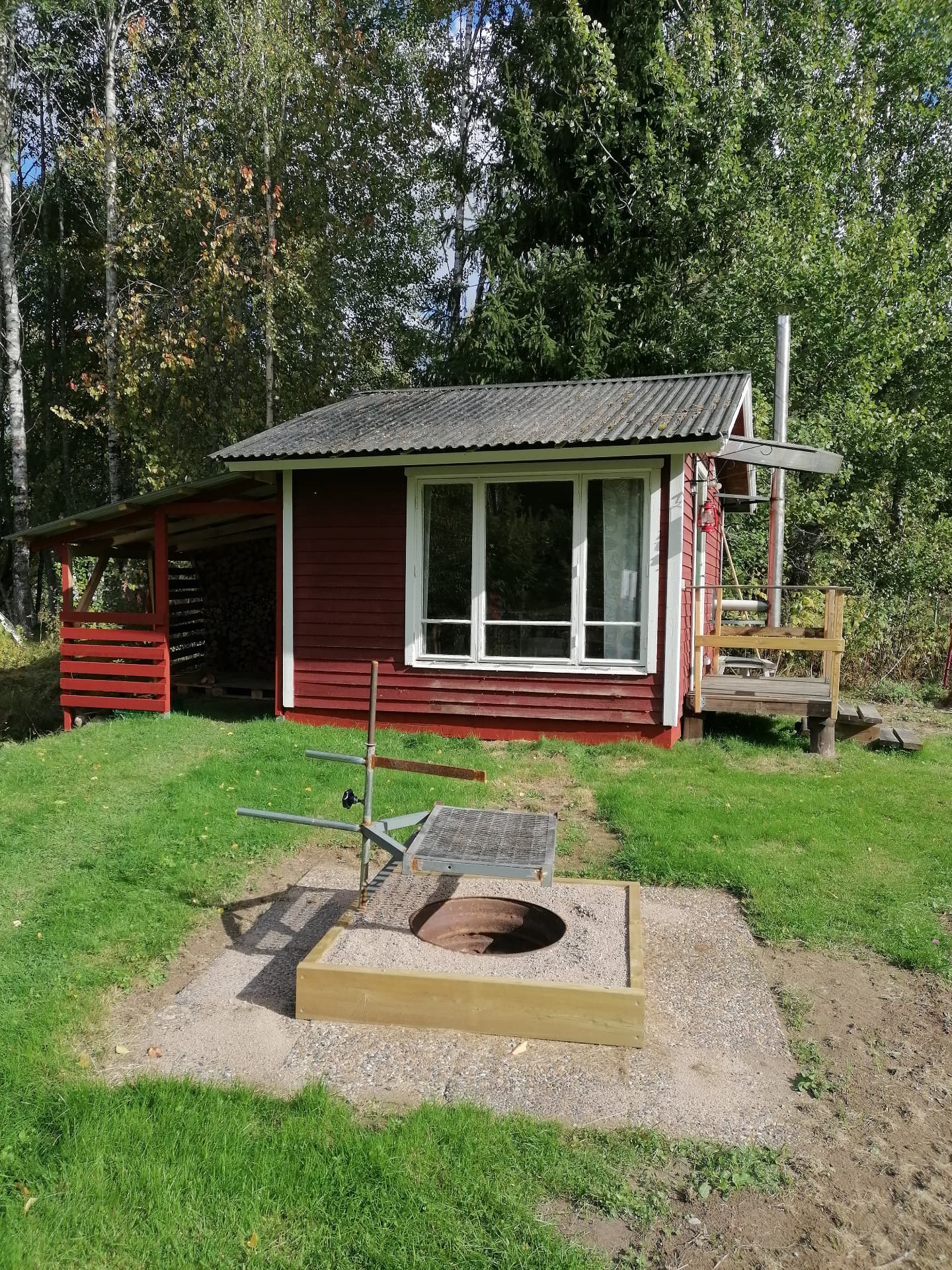 Grillplats med eldstad framför stugan