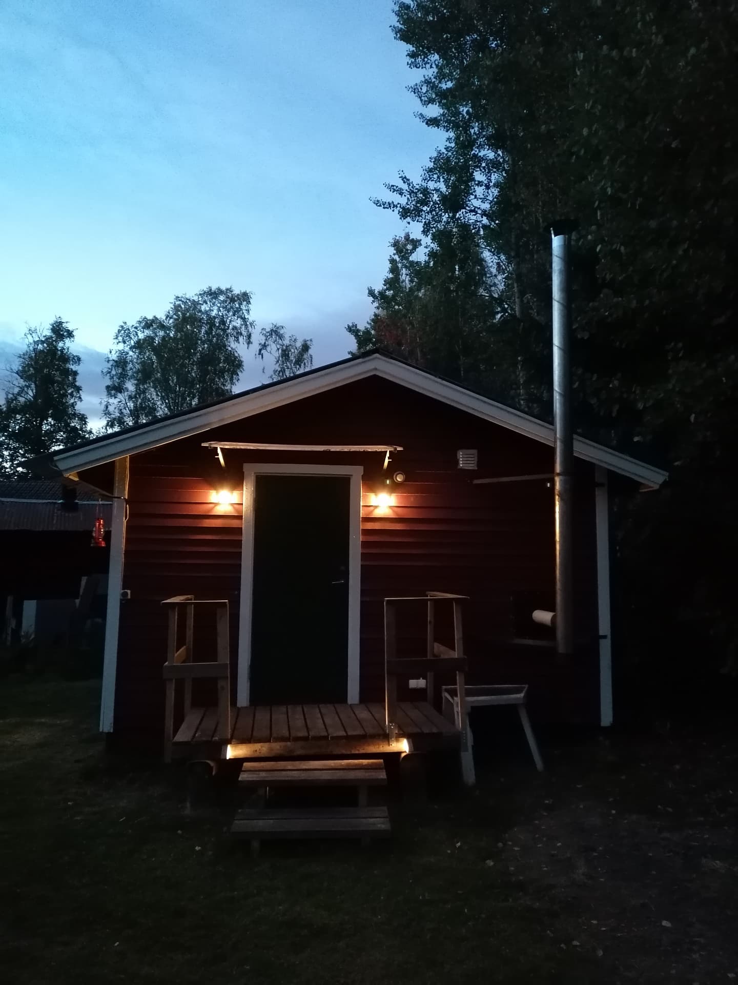 Ingången till stugan på kvällen